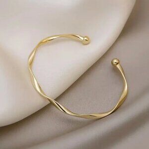 “Anya” Minimalist Twist Open Adjustable Gold Neutral Fashion Simple Bracelet